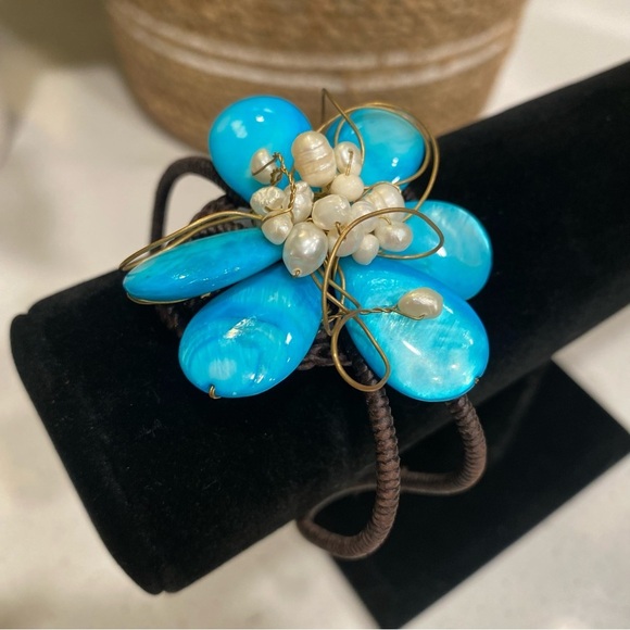 Handcrafted Natural Stone Flower Wire Bracelet - Picture 1 of 6